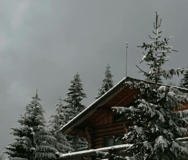 Holzhütte im Winter