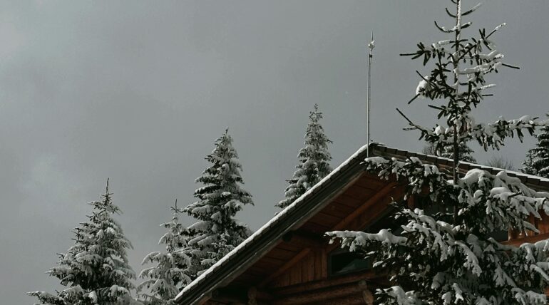 Holzhütte im Winter